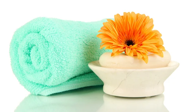 Opgerolde handdoek, zeep bar en mooie bloem geïsoleerd op wit — Stockfoto