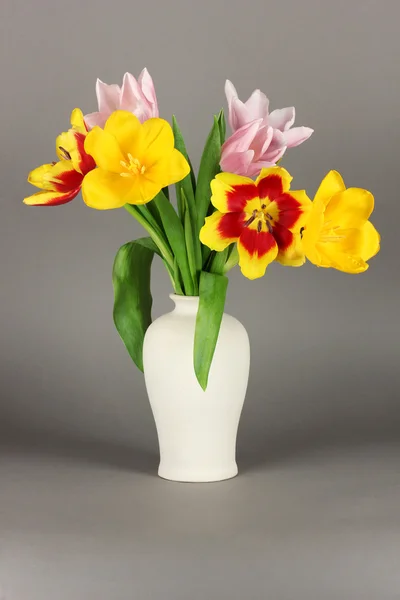 Belles tulipes dans un seau sur fond gris — Photo