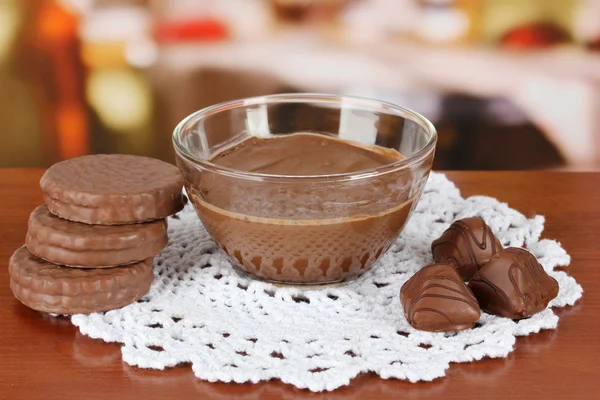 Чашка шоколада и сладости на столе в кафе — стоковое фото