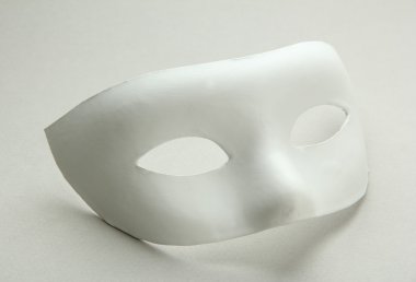 gri zemin üzerine beyaz maske