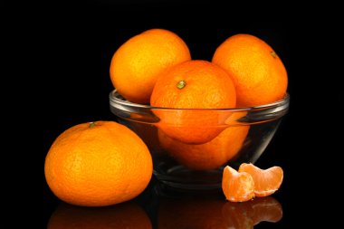 siyah üzerine izole kase lezzetli mandalina