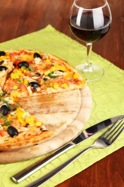 ahşap masa yakın çekim şarap lezzetli pizza