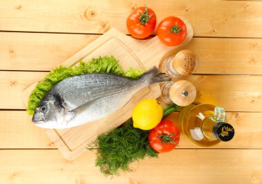 doğrama kurulu limon ve sebzeler üzerinde ahşap masa üzerinde taze dorado