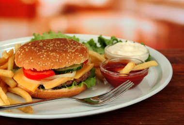 parlak zemin üzerine kızarmış patates ile lezzetli peynirli burger