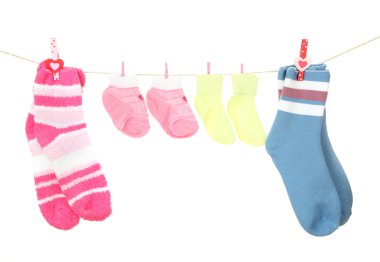renkli çorap üzerine beyaz izole clothesline üzerinde asılı