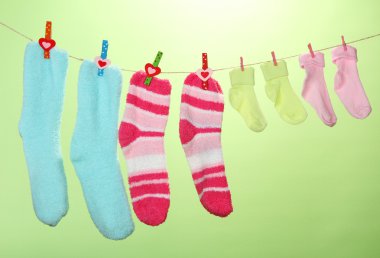 renkli çorap clothesline, renkli arka plan üzerinde asılı
