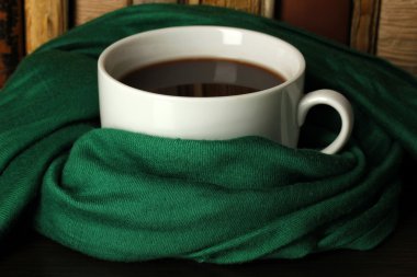 kahve eşarp kitaplar zemin üzerine sarılmış