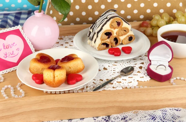 Breakfast in bed on Valentine's Day close-up — Stock Photo, Image