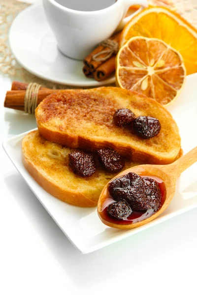 Pan blanco tostado con mermelada y taza de café, aislado sobre blanco — Foto de Stock