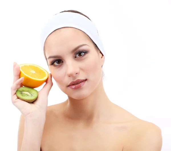 Junge Frau mit fruit.concept: Gesichtsfruchtmasken. isoliert auf weiß — Stockfoto