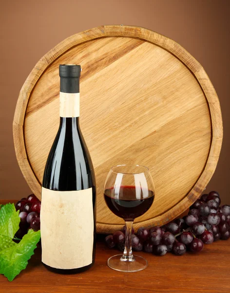 Composition of wine, wooden barrel and grape, on brown background — Stock Photo, Image