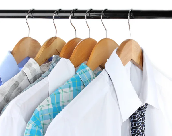 Camisas con corbatas en percha de madera aisladas en blanco —  Fotos de Stock