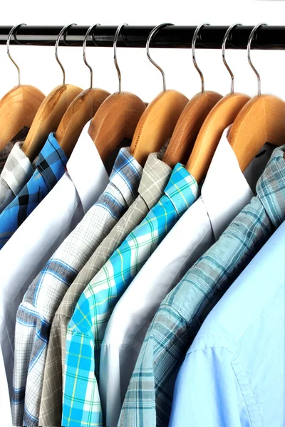 Camisas con corbatas en perchas de madera de cerca —  Fotos de Stock