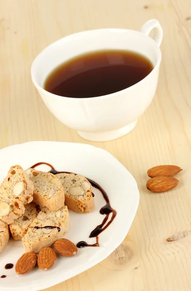 Biscoitos aromáticos cantuccini e xícara de café na mesa de madeira close-up — Fotografia de Stock