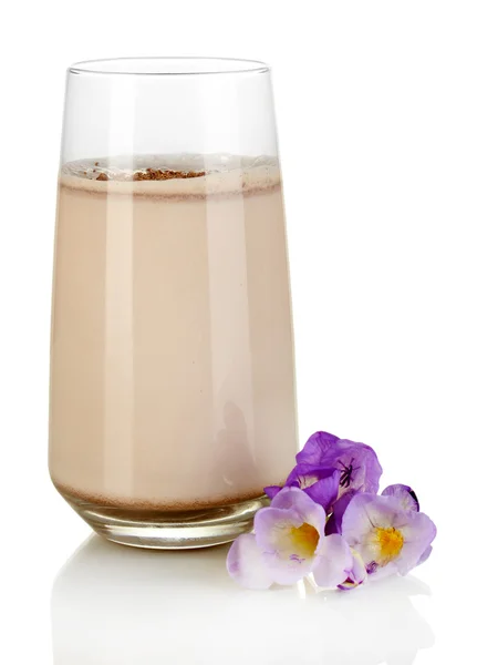 Склянка шоколадно-кремового коктейлю ізольована на білому — стокове фото