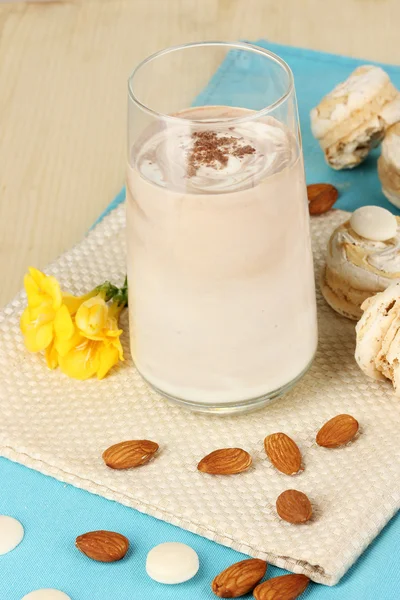 Glass of chocolate-cream cocktail on wooden table close-up — Stock Photo, Image