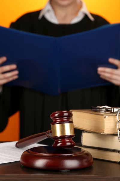 Judge read verdict on orange background — Stock Photo, Image