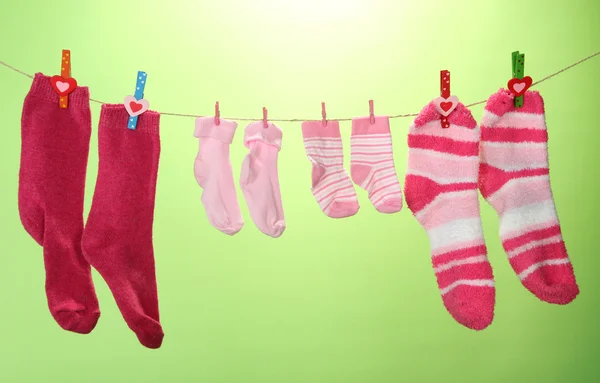Πολύχρωμες κάλτσες ανάρτηση για άπλωμα, χρώμα φόντου — Φωτογραφία Αρχείου