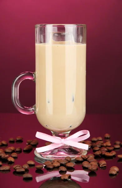 Холодна кава з льодом у склянці на кольоровому фоні — стокове фото