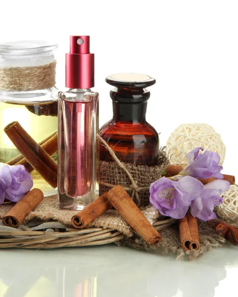 Flessen met ingrediënten voor het parfum, geïsoleerd op wit — Stockfoto