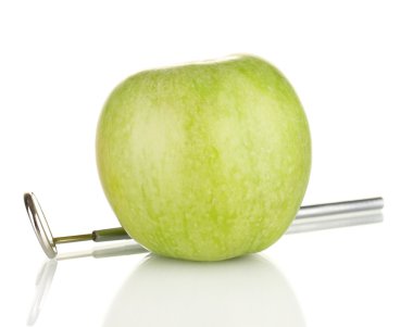 Yeşil elma ve diş araç üzerinde beyaz izole
