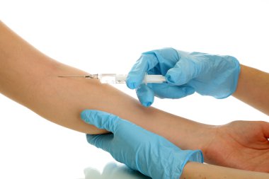 Doktor bir aşı üzerinde beyaz izole hastanın elinde tutarak şırınga
