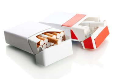 beyaz izole sigara kutuları