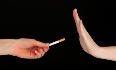 Konsept: siyah arka plan üzerine sigarayı