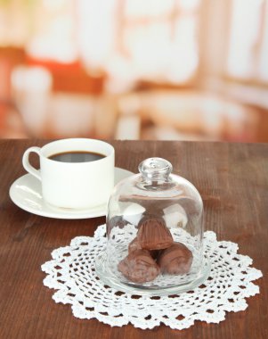 altında cam kaplama ve sıcak içecek parlak zemin üzerine çikolata tatlılar