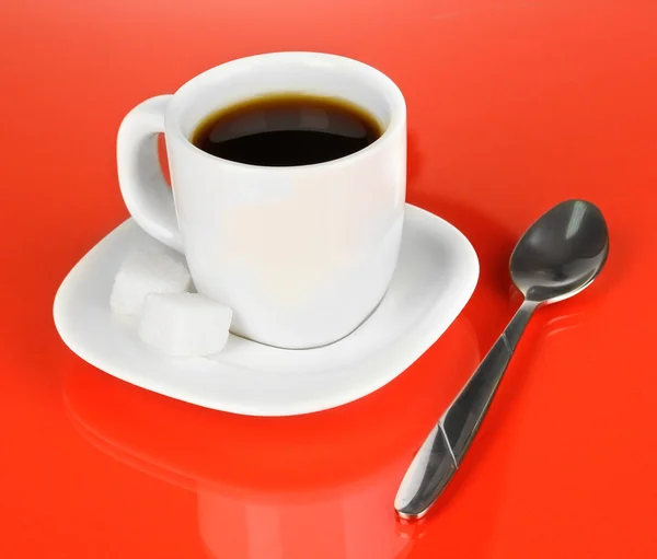 Una taza de café fuerte sobre fondo rojo — Foto de Stock