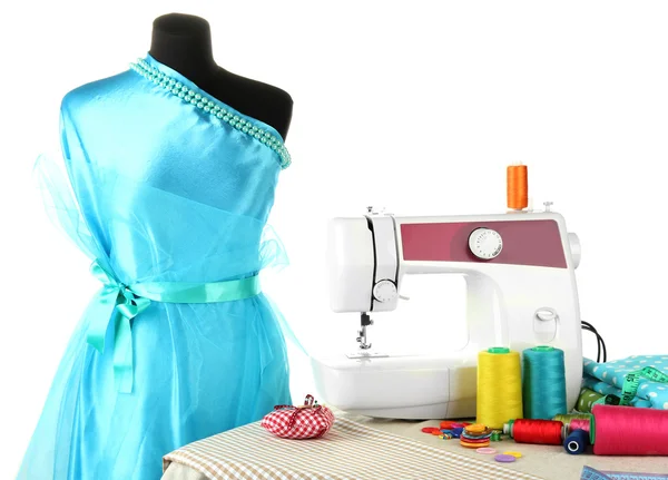 Macchine per cucire, manichini e altre attrezzature per cucire isolate su bianco — Foto Stock