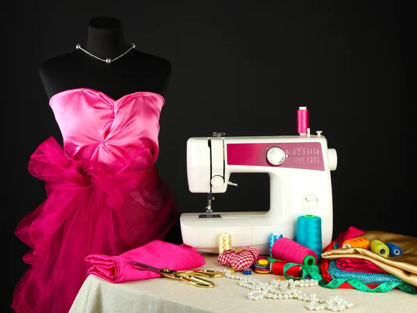 Máquina de coser, maniquí y otros equipos de costura aislados en negro — Foto de Stock
