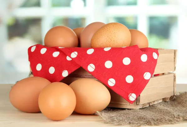 Muchos huevos en caja en la mesa en la habitación —  Fotos de Stock