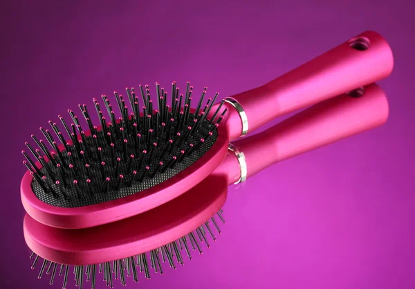 Peigne brosse, sur fond violet vif — Photo