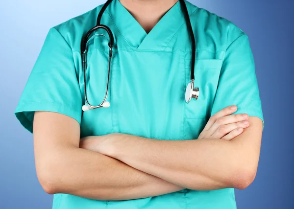 Lekarz z stetoskop, na niebieskim tle — Zdjęcie stockowe