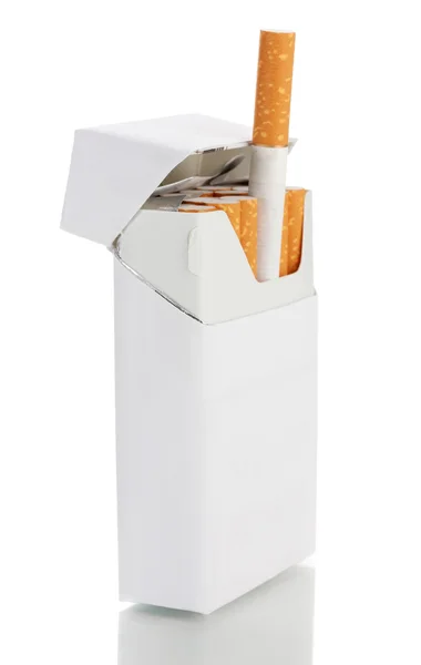 Caja de cigarrillos, aislada sobre un blanco — Foto de Stock