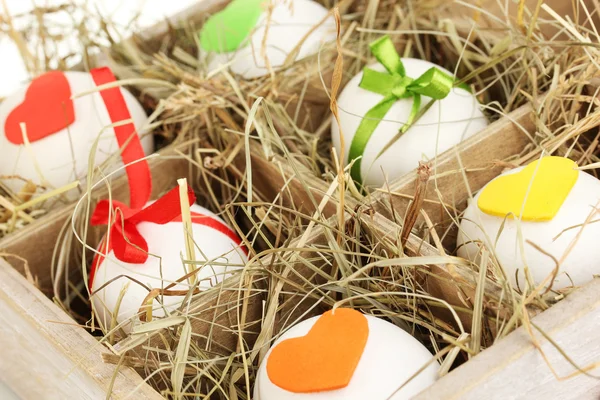 Oeufs de Pâques décoratifs dans un panier en bois gros plan — Photo