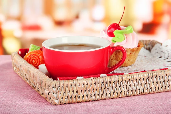 Taza de té con pastel en bandeja de madera en la mesa en la cafetería —  Fotos de Stock