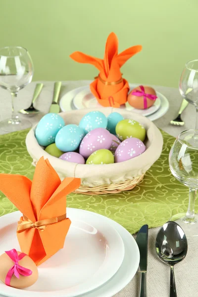 Réglage de la table de Pâques sur fond couleur — Photo