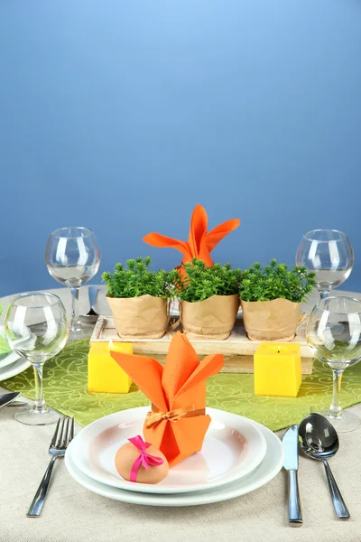 Configuración de mesa de Pascua sobre fondo de color —  Fotos de Stock