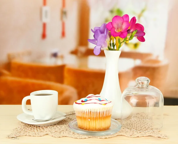 Cupcake su piattino con coperchio in vetro, su sfondo luminoso — Foto Stock