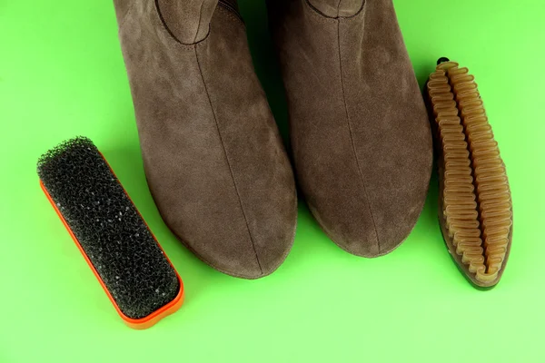 Spazzole per scarpe in pelle scamosciata, su sfondo colore — Foto Stock