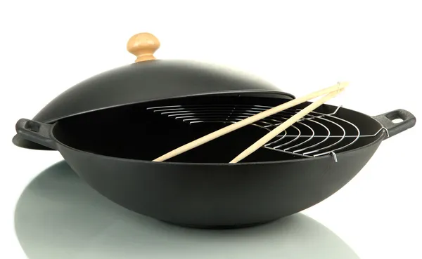 Panela wok preto isolado em branco — Fotografia de Stock