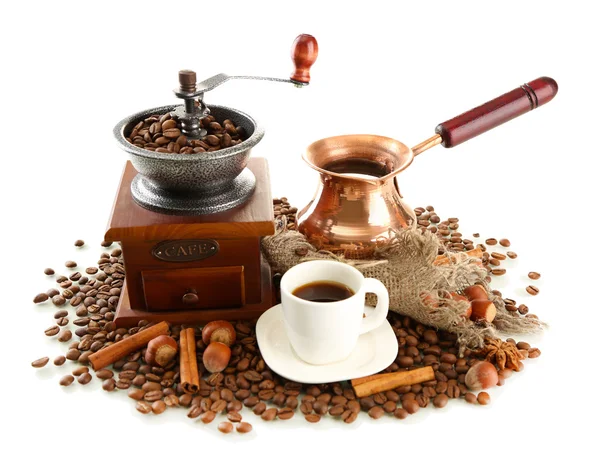 Taza y olla de café y granos de café, aislados en blanco — Foto de Stock