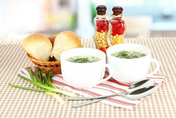 Duftende Suppe in Tassen auf Tisch in Küche — Stockfoto