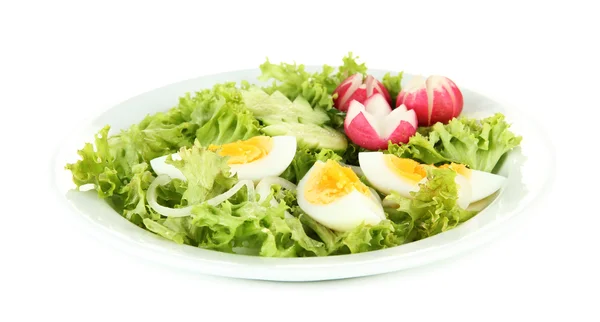 Свежий салат с яйцами, листьями салата и другими овощами, выделенный на белом — стоковое фото