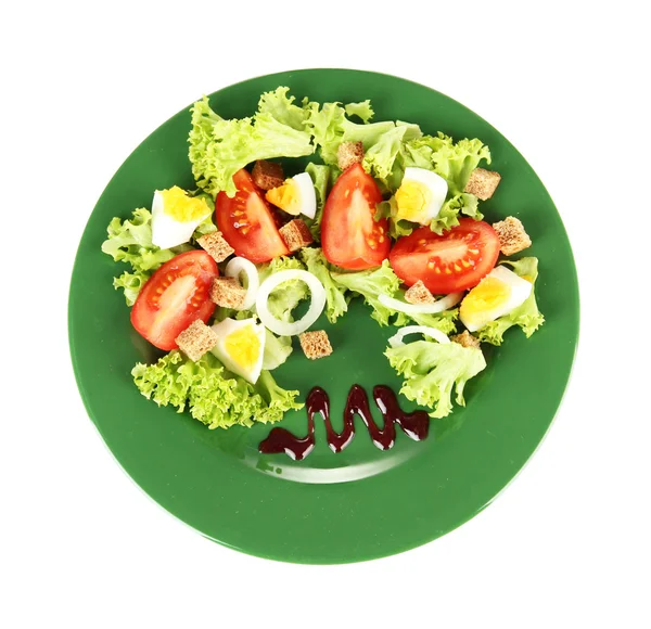 Frischer gemischter Salat mit Eiern, Tomaten, Salatblättern und anderem Gemüse auf Farbteller, isoliert auf weißem Teller — Stockfoto