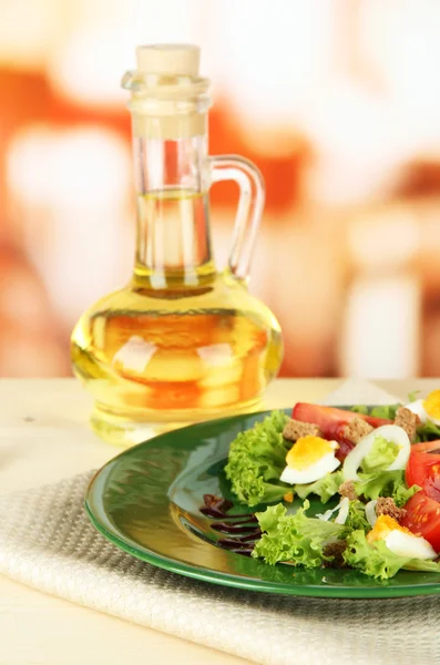 Färsk blandad sallad med ägg, tomat, salladsblad och andra grönsaker på färgplåt, på ljus bakgrund — Stockfoto