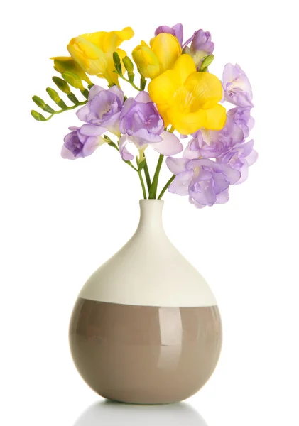白で隔離される花瓶、freesias の美しい花束 — ストック写真