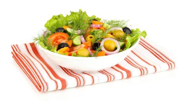 Свежий салат в тарелке изолирован на белом — стоковое фото